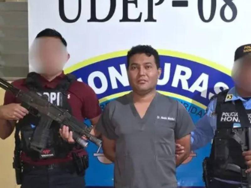 El galeno fue trasladado al centro penitenciario de Siria, donde permanecerá mientras se espera la audiencia inicial.