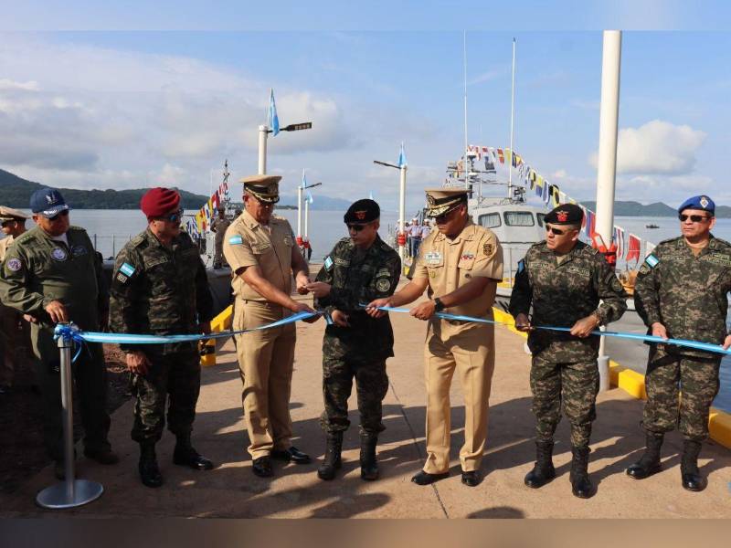 El exjefe del Estado Mayor Conjunto de las Fuerzas Armadas, Roosevelt Leonel Hernández Aguilar, acompañado de la Junta de Comandantes en la inauguración de un muelle en 2024.