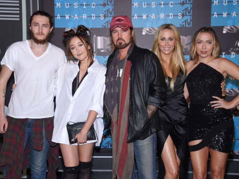 Noah Cyrus apoya a su padre Billy Ray en medio de la polémica familiar