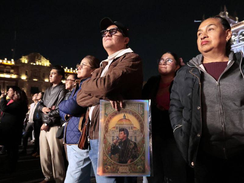 Miles de mexicanos rinden homenaje a Juan Gabriel con proyección récord