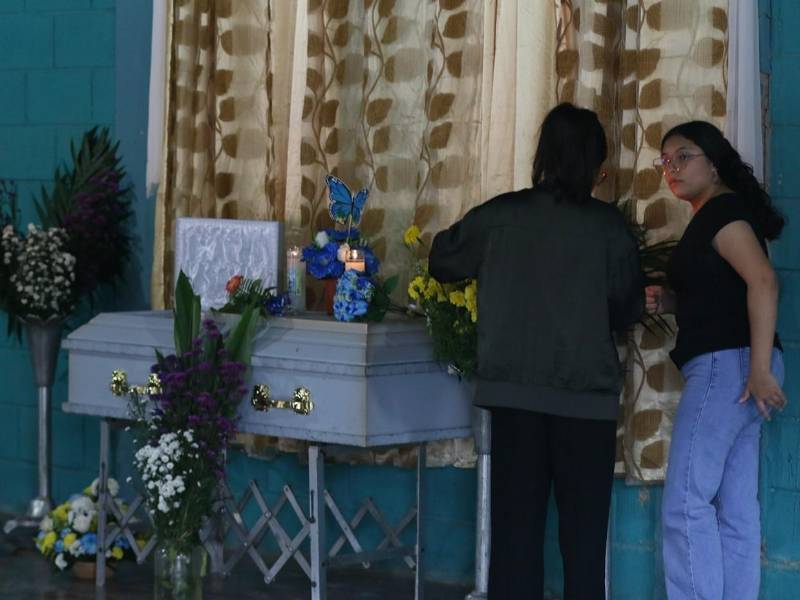 Entre lágrimas y con la voz entrecortada, la madre de Jhonny Neptaly Gómez Vásquez, el niño de siete años asesinado en la aldea El Tablón, relató cómo su hijo fue engañado con una malteada antes de ser raptado y posteriormente hallado sin vida dentro de una fábrica de plásticos.