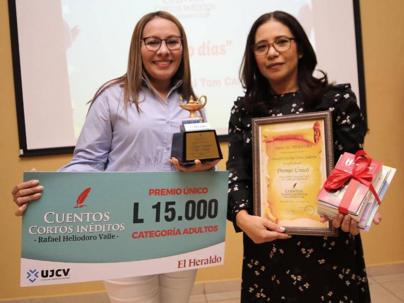 María Ortiz y Glenda Estrada, jefas de Redacción de EL HERALDO, realizaron la entrega simbólica del premio a David Cristóbal Tom Calderón, autor de Cinco días, quien estuvo ausente debido a la distancia geográfica.