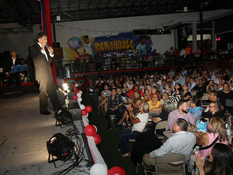 Cada tema fue recibido con entusiasmo, confirmando el arraigo que Los Galos aún conservan en el corazón de sus seguidores hondureños.