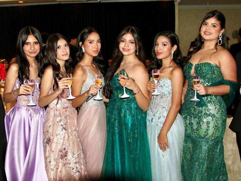 La jornada dio inicio a las 7:30 de la noche, con el salón ya repleto de familiares y amigos que esperaban recibir a los graduandos.