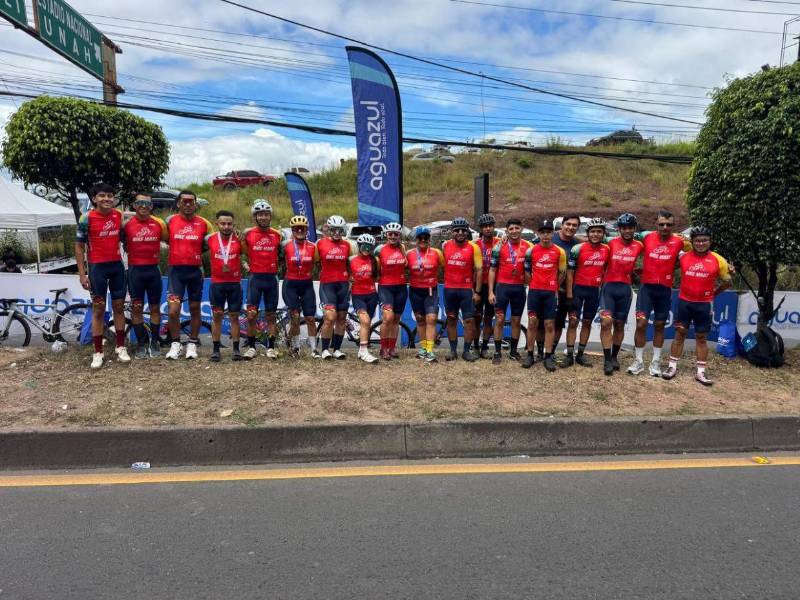 Equipo de Bike Mart presente en la Vuelta Ciclística.