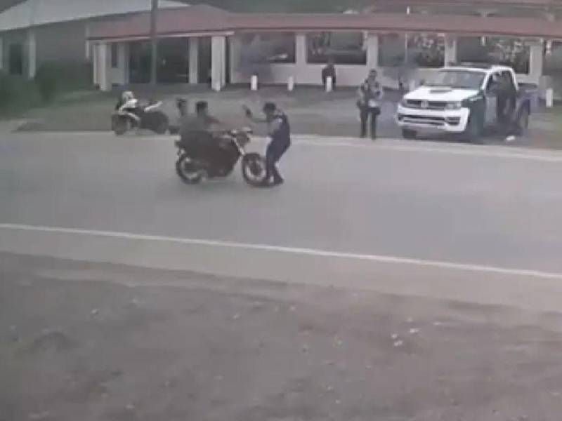 El agente fue trasladado a un centro asistencial tras sufrir fracturas en ambas piernas durante el operativo vial.