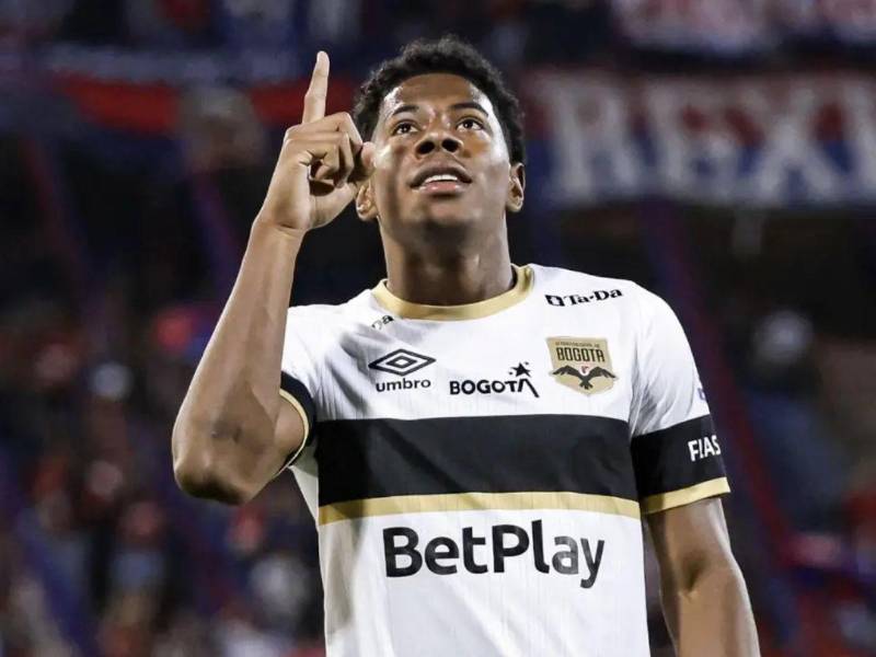 Dereck Moncada celebrando tras marcar en un partido de la liga colombiana.