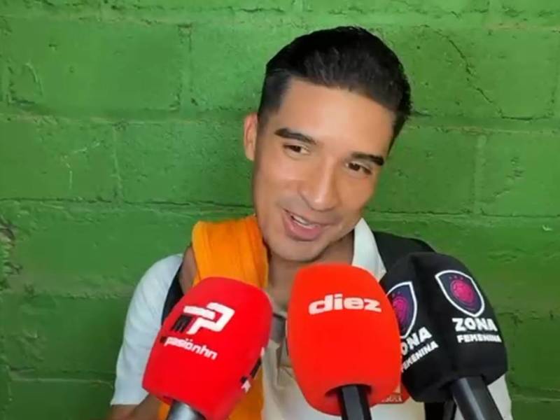 Michaell Chirinos es sorpredido al recibir beso en plena entrevista