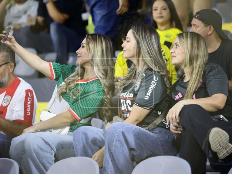 Que lindo se está poniendo el clásico sampedrano. El Morazán se llena de muchas bellezas.