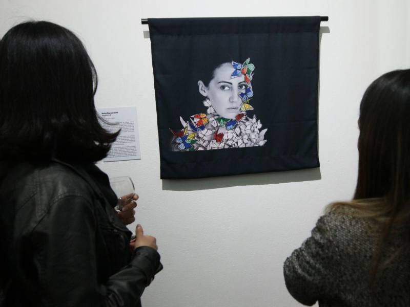 A través del bordado sobre fotografía, Helen Bustamante propone en su obra Resistencia una cartografía emocional del desplazamiento.