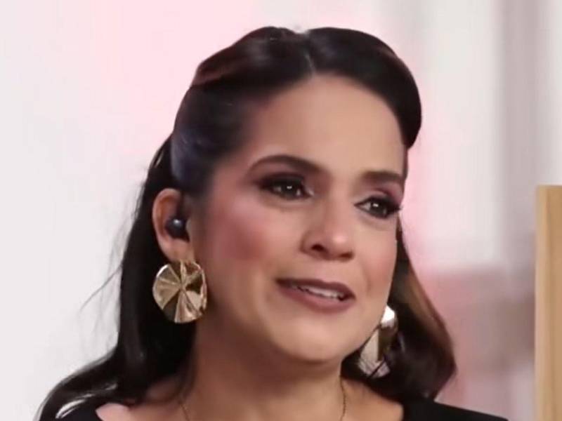 Las palabras que Sandra Díaz pronunció durante su última participación en televisión hoy resuenan con más fuerza que nunca. “Nos vamos a seguir viendo”, expresó la chef y presentadora hondureña al despedirse de sus compañeros y televidentes, sin imaginar que aquel momento se convertiría en uno de los recuerdos más conmovedores de su trayectoria.