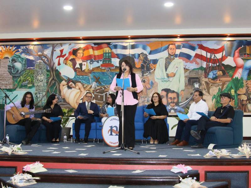 El acto también incluyó una lectura de poesía de autores latinoamericanos, en la voz de autoridades de la UPNFM y El Heraldo.