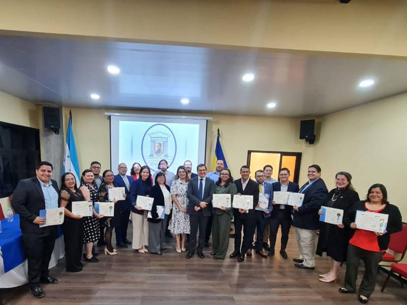 Los egresados del diplomado posan para la fotografía del recuerdo.