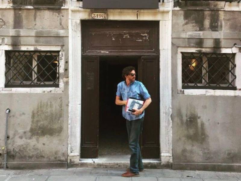 Informes del diario italiano La Repubblica indican que la causa probable fue un infarto fulminante.