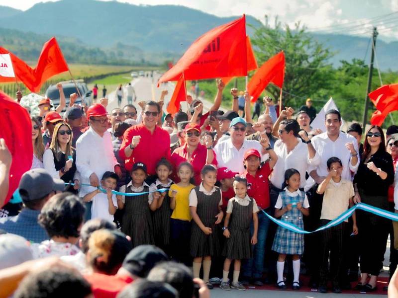 La presidenta Xiomara Castro, junto a ministros y el alcalde Jorge Aldana inauguró el tramo carretero de 5.5 kilómetros.