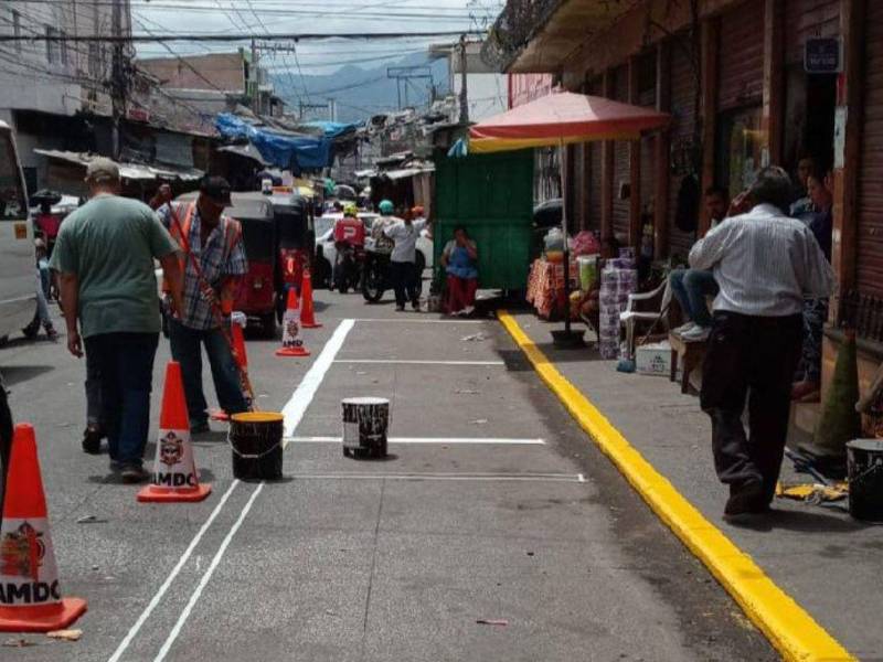 Diversos puntos de taxis de Tegucigalpa y Comayagüela están siendo reorganizados mediante trabajos de señalización y demarcación que buscan mejorar las condiciones para usuarios y conductores.