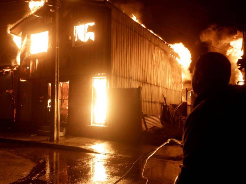 Un total de 16 personas fallecidas dejaron varios incendios forestales en el sur de Chile, en las regiones de Ñuble y Biobío, informó este domingo el ministro de Seguridad Pública, Luis Cordero.