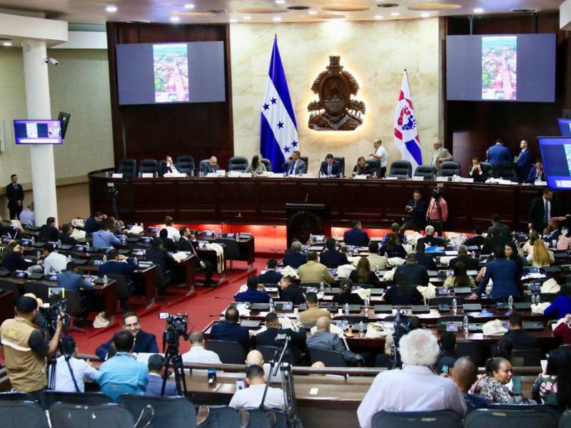 Luego de las reformas a la Ley Orgánica del Congreso Nacional y la Constitución de la República es la junta directiva que define los recesos.