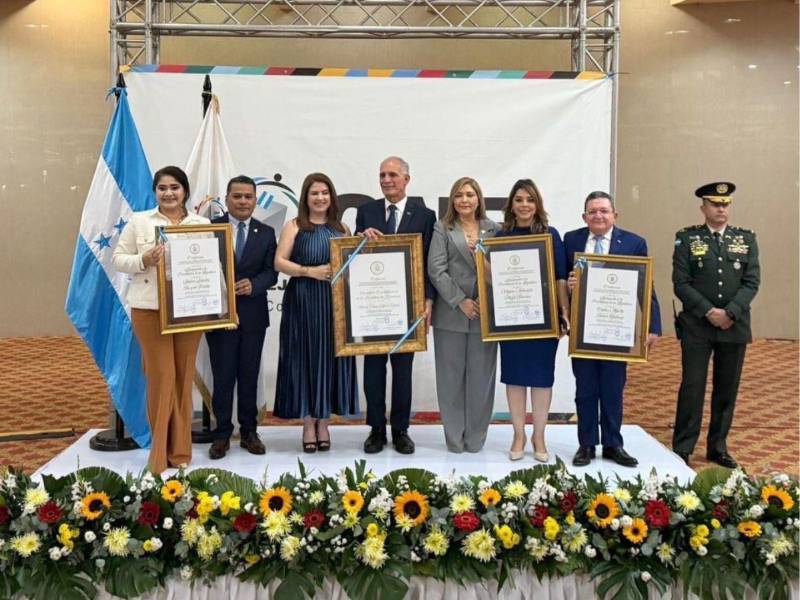 Nasry Asfura junto a los consejeros del CNE y sus designados presidenciales.