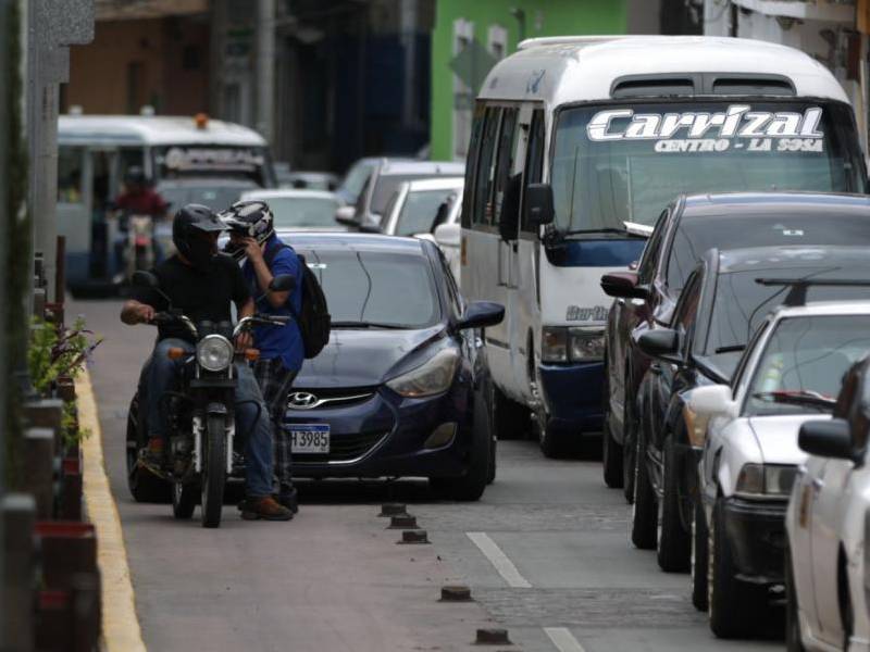 La Alcaldía Municipal ha denunciado el robo y daños de los bolardos por parte de la misma población que frecuenta el centro histórico.