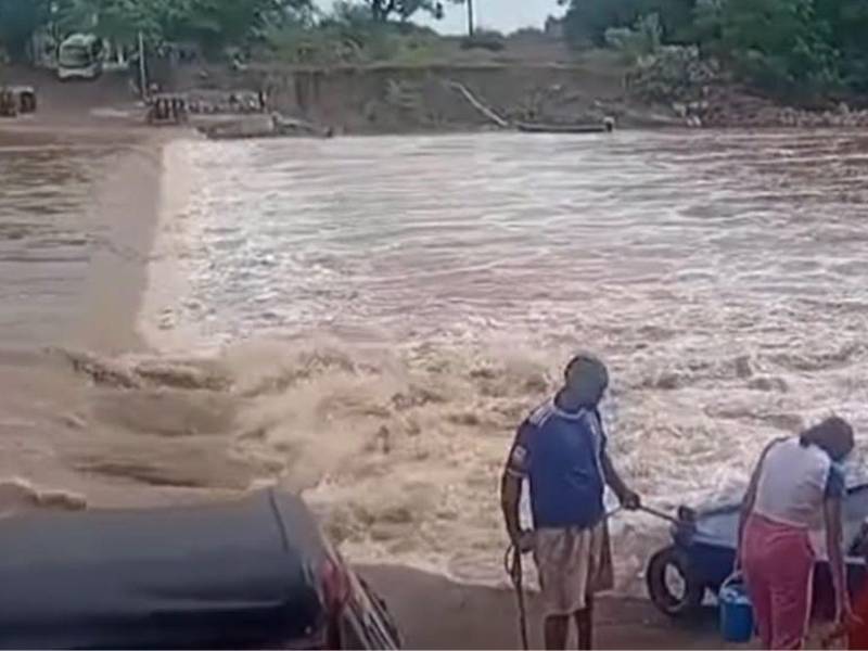 El aumento del caudal hizo que el agua alcanzara el nivel del vado, interrumpiendo el paso terrestre.