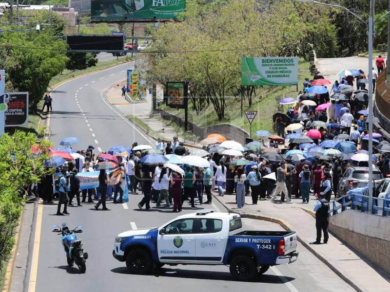 Personal médico protestó este martes en el bulevar Fuerzas Armadas, a la altura del Colegio Médico de Honduras (CMH), para exigir respuestas al Gobierno ante la crisis que enfrenta el sistema de salud.