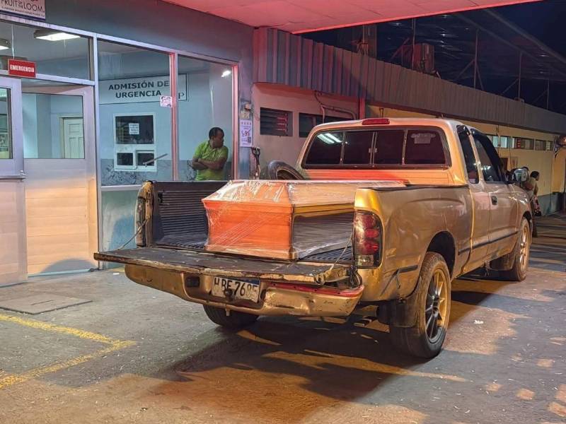 El cuerpo de Rodríguez fue entregado en un féretro color café a sus familiares.