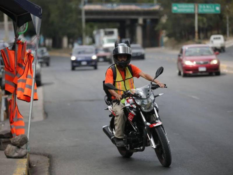 Autoridades de tránsito imponen uso obligatorio de chaleco reflectivo a motociclistas con multas de hasta 400 lempiras.