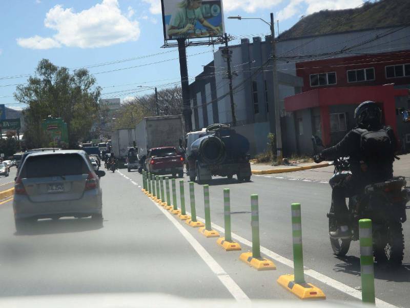 La AMDC colocó polines en varios tramos de la carretera para ordenar el tráfico, lo que no se ha reflejado en una circulación rápida de los vehículos, ya que la rotonda elimina un carril en cada lado de la rotonda.