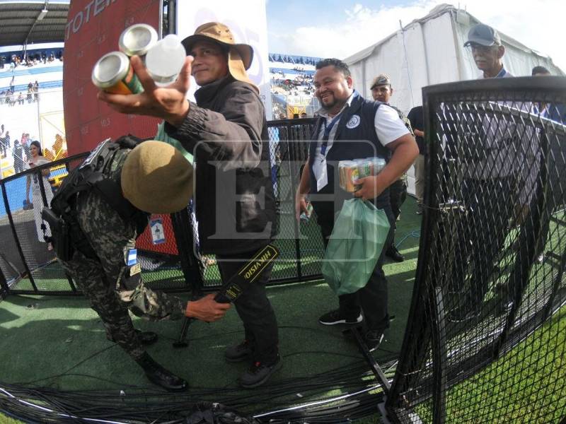 Con la inspección previo a ingresar al estadio nacional, las autoridades de la Secretaría de Seguridad buscan garantizar el orden durante los desfiles patrios.