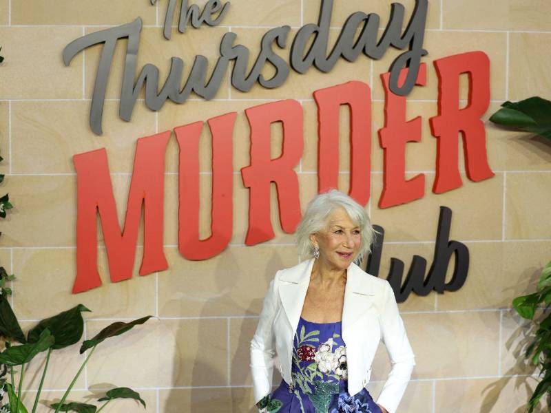 La actriz británica y miembro del elenco Helen Mirren posa en la alfombra verde en el estreno en el Reino Unido de The Thursday Murder Club en Leicester Square Gardens en Londres, Reino Unido.