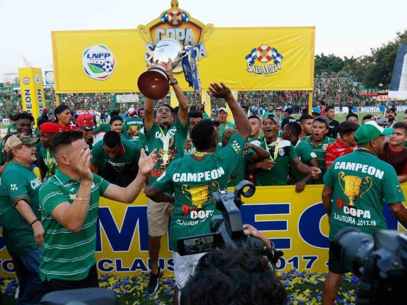Los futbolistas de Marathón celebrando la novena en 2018.