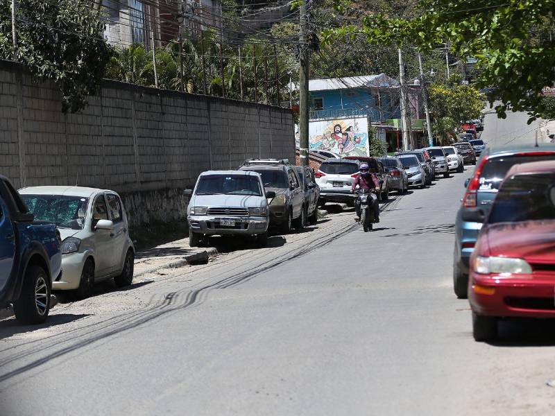 La colonia La Primavera es de los sectores con mayor cantidad de automóviles estacionados en zonas no permitidos, aseguran expertos.