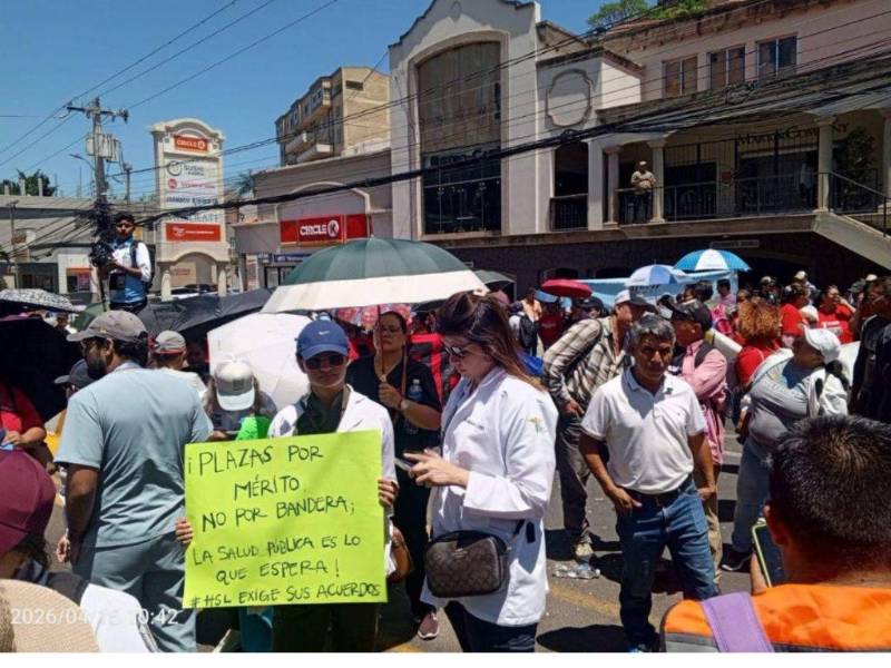 Los médicos se han mantenido en acciones de protesta en demanda que cancelen los salarios atrasados a los médicos interinos y por contrato.
