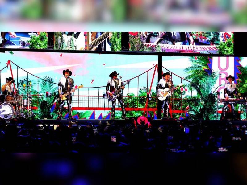 Girando, bailando y reforzando cada coro, la banda construía una conexión única con la audiencia, siendo uno solo con ella.