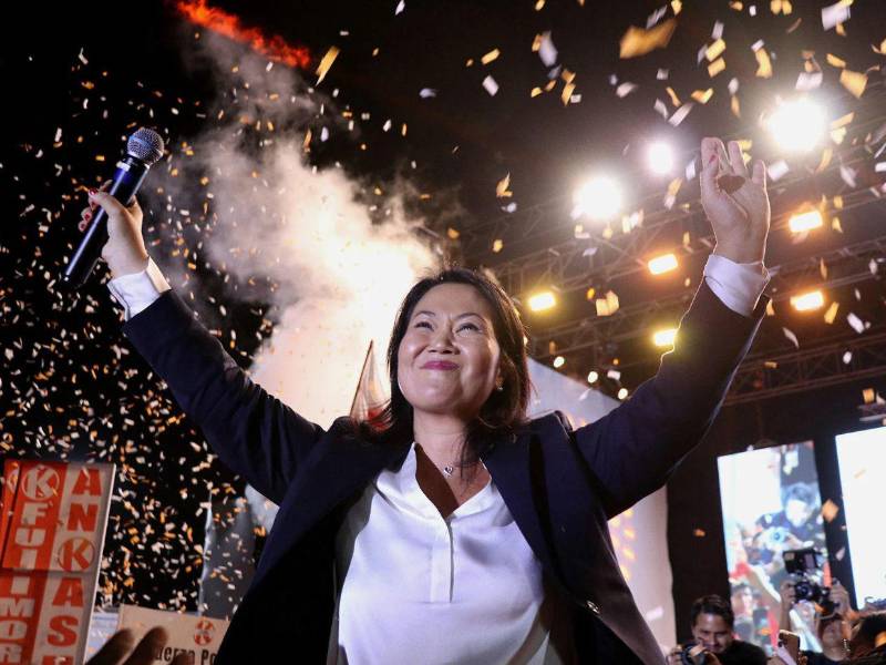 Keiko Fujimori, la hija y heredera política del expresidente Alberto Fujimori (1990-2000), será la presidenta de Perú tras ganar las elecciones en su cuarto intento, un objetivo al que destinó su vida con una estoica paciencia y perseverancia propia de sus raíces japonesas, sin desistir pese a sufrir tres derrotas en segunda vuelta, enemistarse con su hermano y pasar casi año y medio en la cárcel.