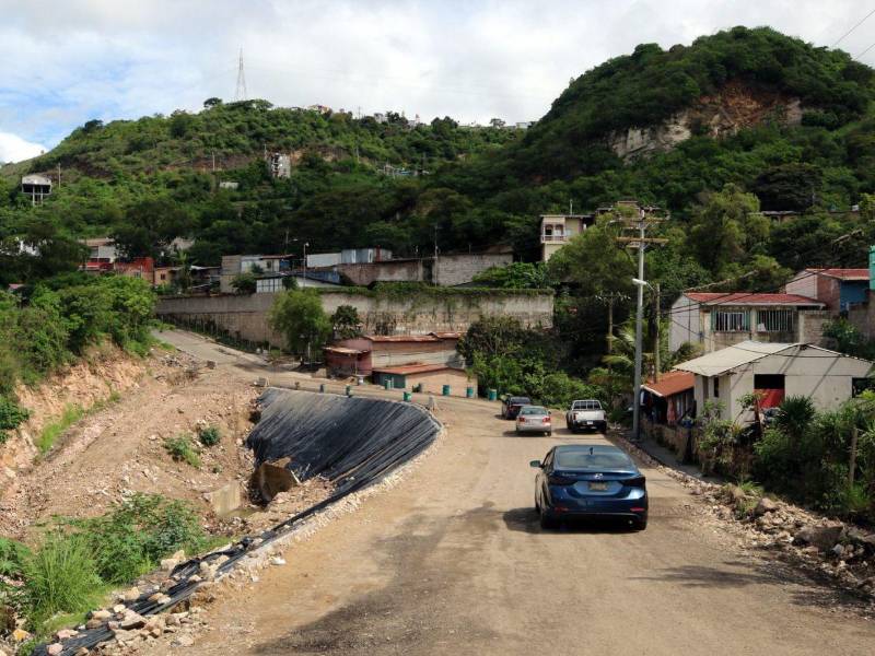 La Alcaldía concluyó la primera fase de habilitación de la calle principal de la Reynel Fúnez, pero aún faltan la pavimentación y otras obras complementarias.