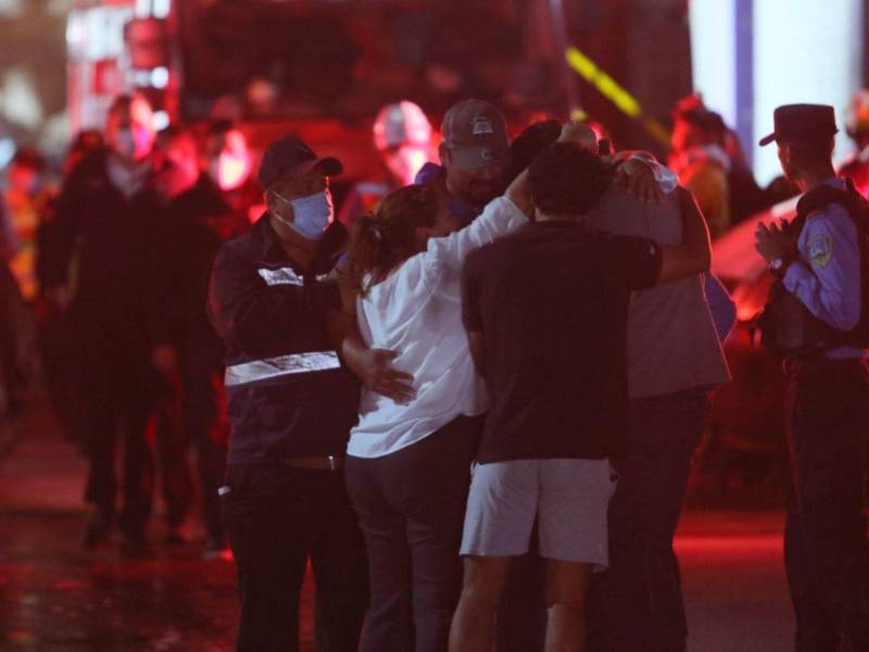 En medio de la tragedia, familiares mantienen la esperanza y permanecen en la zona cero, donde el hallazgo de la trabajadora ha profundizado el ambiente de dolor e incertidumbre.
