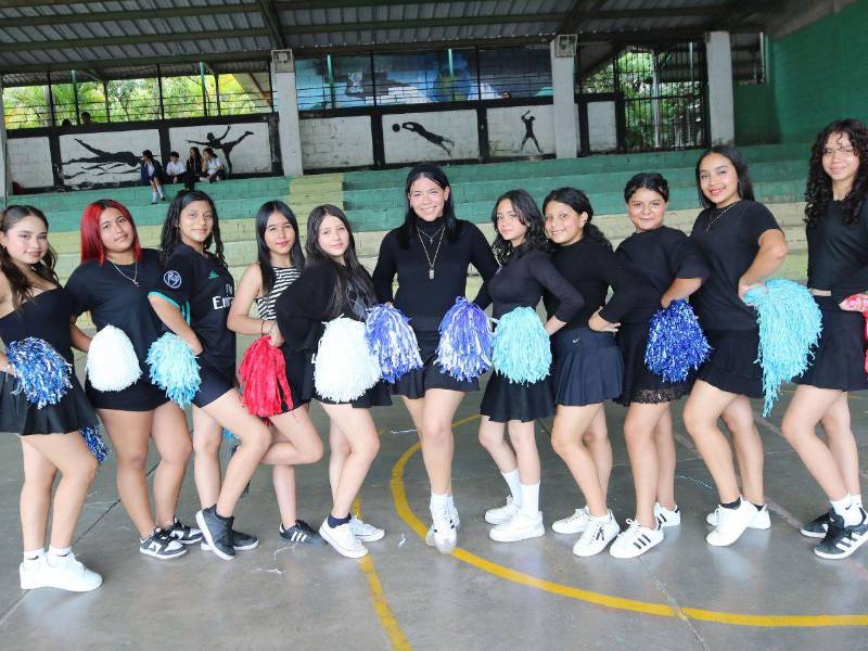 Las pomponeras del Instituto Héctor Pineda Ugarte más que listas para este 15 de septiembre.