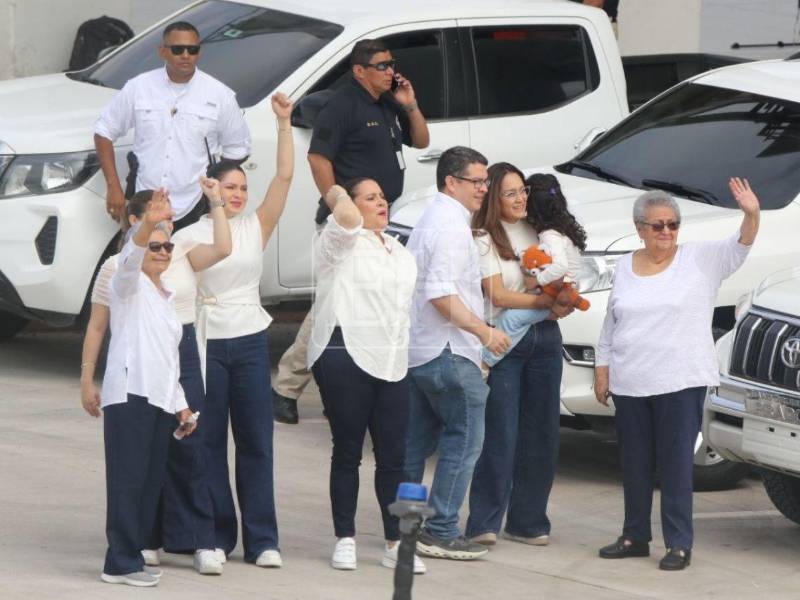 Con emoción y acompañada por familiares y simpatizantes, Ana García de Hernández esperaba la llegada de Juan Orlando Hernández en Palmerola.