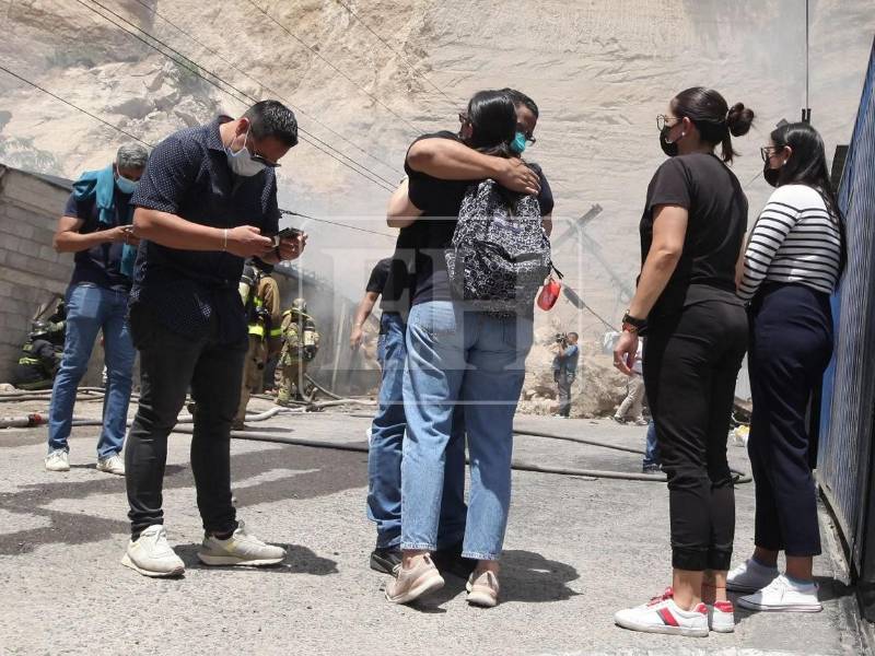 Con la esperanza de que Karen Girón siga con vida en alguna parte de la bodega afectada por el derrumbe en el anillo periférico, sus familiares esperan noticias en la zona del desastre. Se aferran a un milagro para poderla encontrar a salvo.