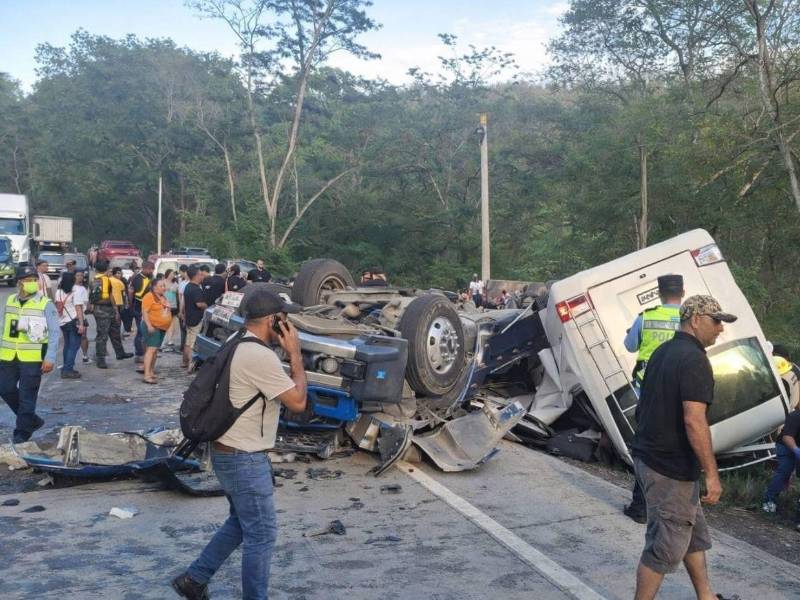 Este es un nuevo accidente vial donde involucra equipo pesado y transporte de personas.