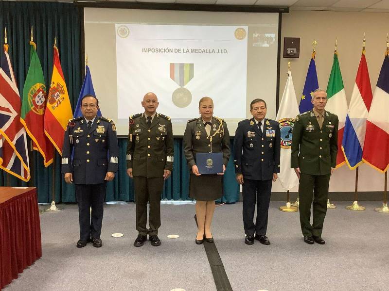 Las máximas autoridades de la JID entregaron el reconocimiento a la oficial hondureña.