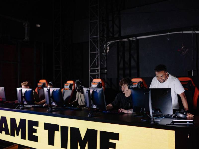 El despegue de los eSports: las competiciones profesionales mueven hoy una industria de más de 200,000 millones de dólares y convocan a millones de espectadores.