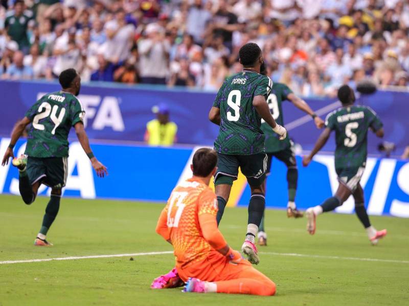 Abdudelah Al-Amri abrió la cuenta ante Uruguay en Miami.