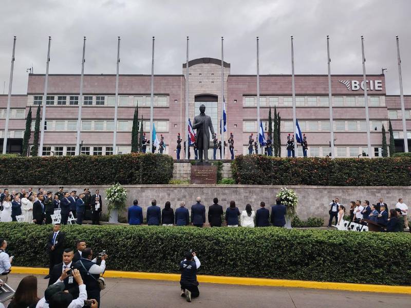 Con la izada del pabellón nacional Honduras dio inició este 15 de septiembre al 205 aniversario de Independencia.