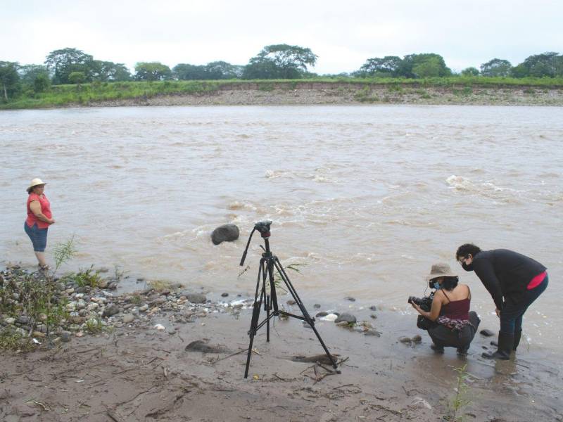 Sus documentales no se desarrollan en espacios urbanos, por lo que ha tenido que enfrentar los retos logísticos de filmar en zonas como La Mosquitia.