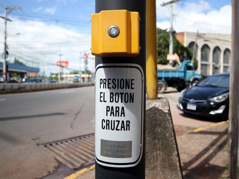 La población aseguró que el semáforo peatonal es de poca ayuda al orden vial.