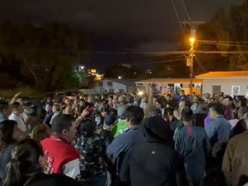 En las afueras del Centro Logístico Electoral (CLE) en el Infop, se siente la tensión en el ambiente, ya que ciudadanos, simpatizantes de diversos partidos políticos están congregados a la espera de que comience el escrutinio especial, que definirá los resultados oficiales tras las elecciones pasadas del 30 de noviembre.