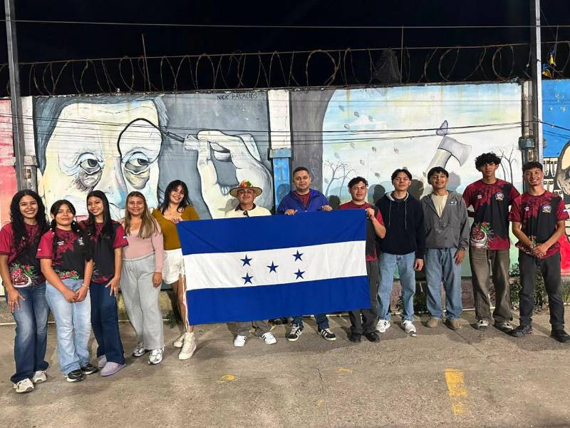 Un grupo de danza hondureño se encuentra en Colombia, país donde se registró un fuerte terremoto.